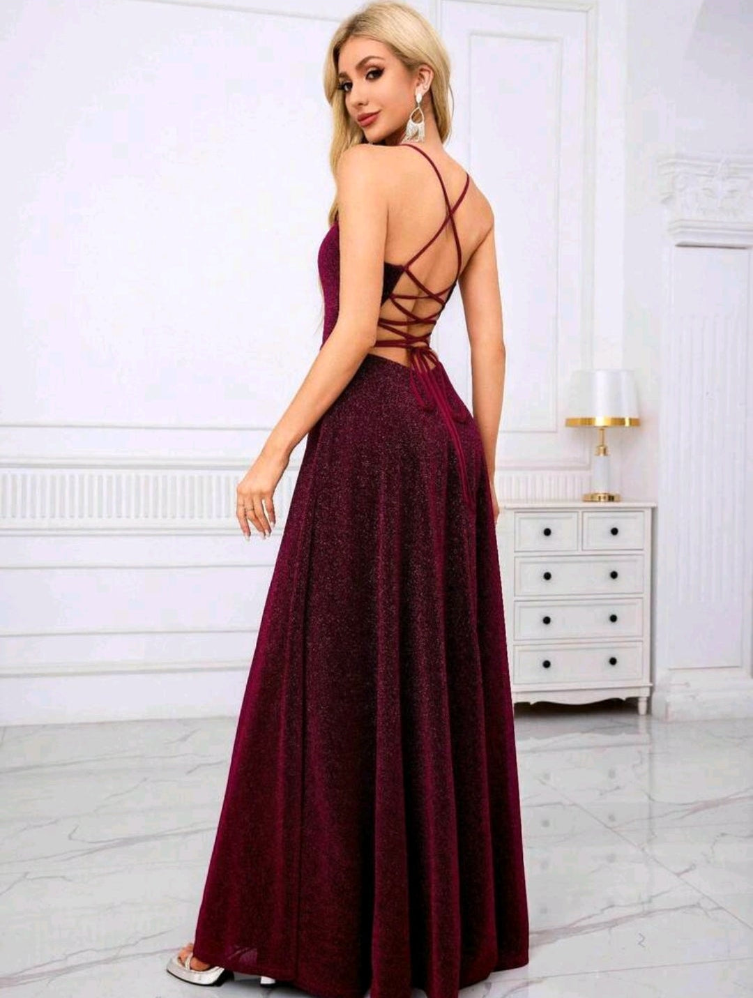 Vestido mangenta con brillo abertura y espalda abierta ajustable