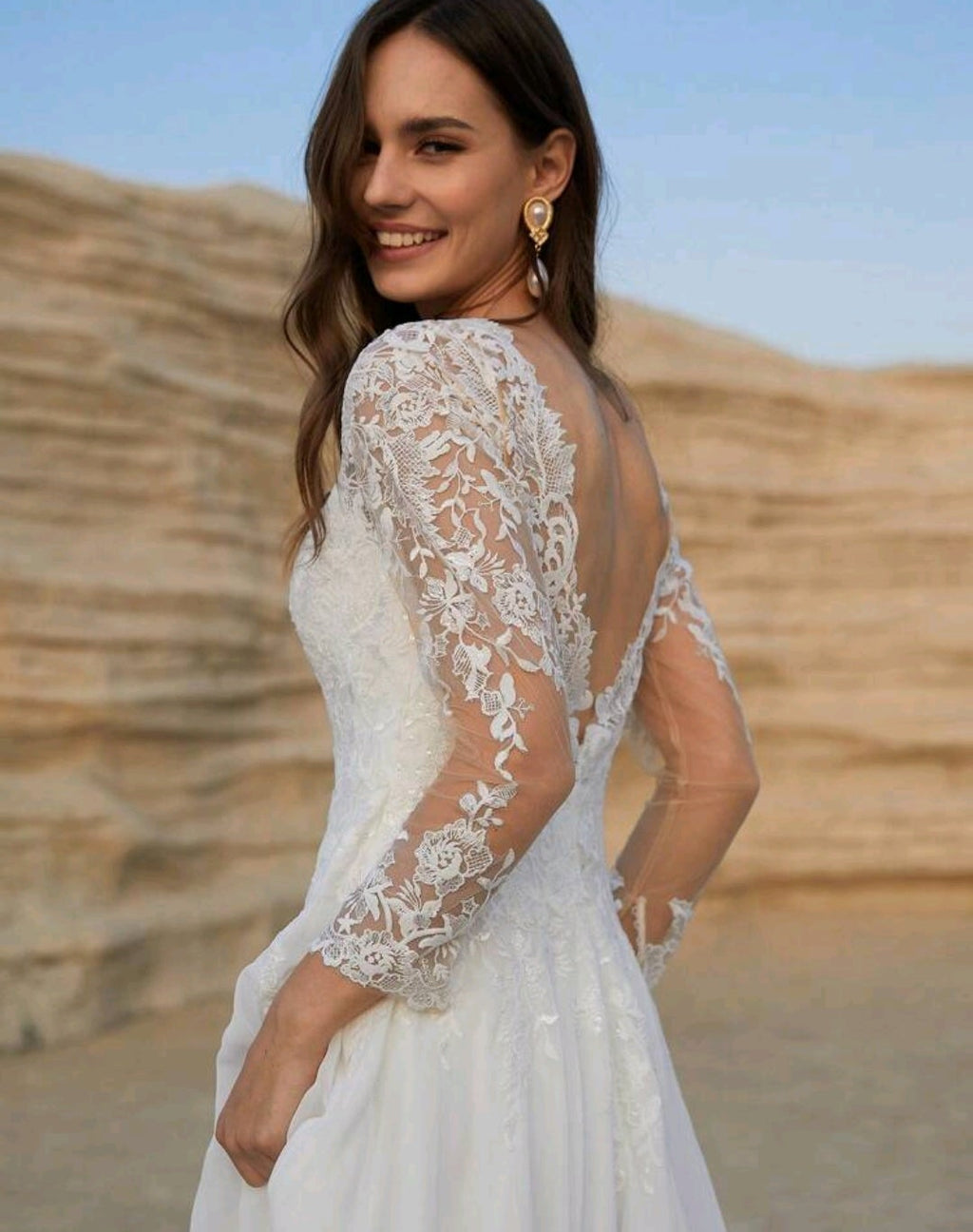 Vestido de Novia Aitana: Elegancia Bohemia en Encaje Ilusión