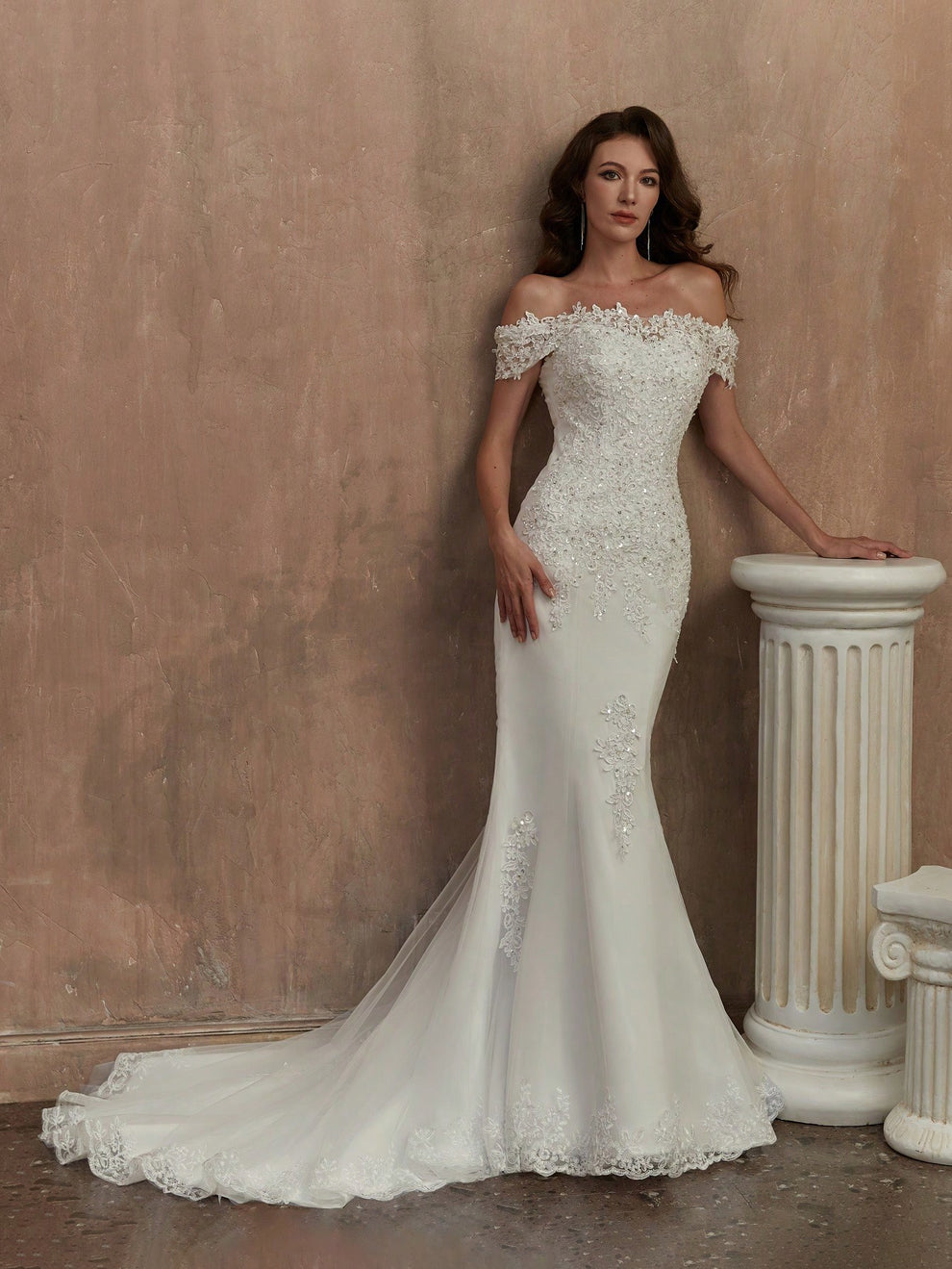 Vestido de novia encaje floral bordado y sutiles aplicaciones de pedrería que aportan brillo.