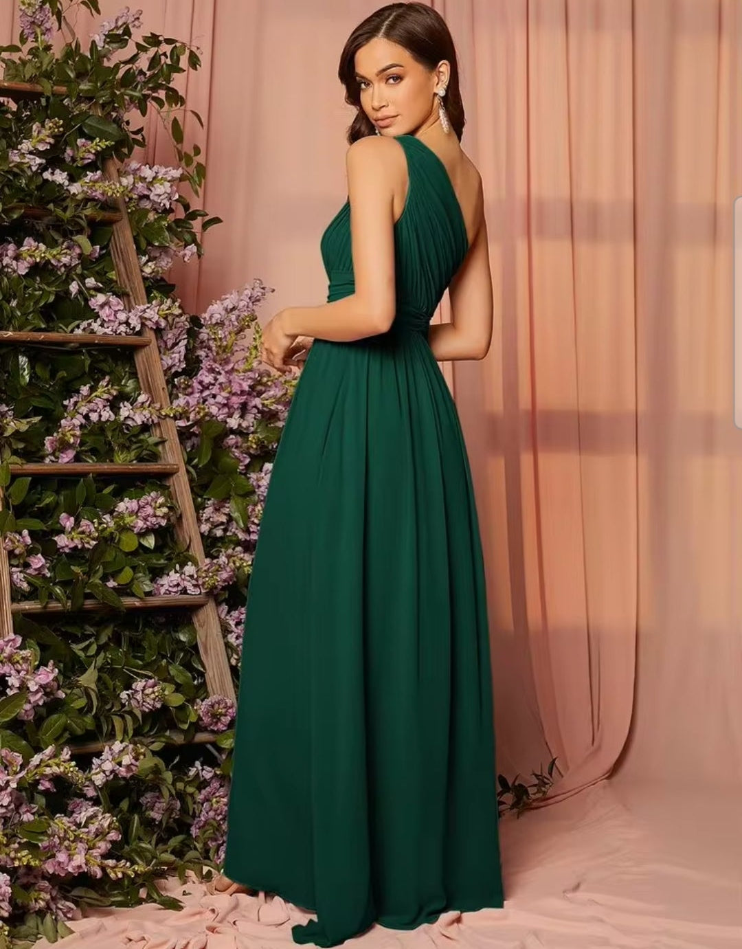 Vestido verde oscuro de una manga corte A