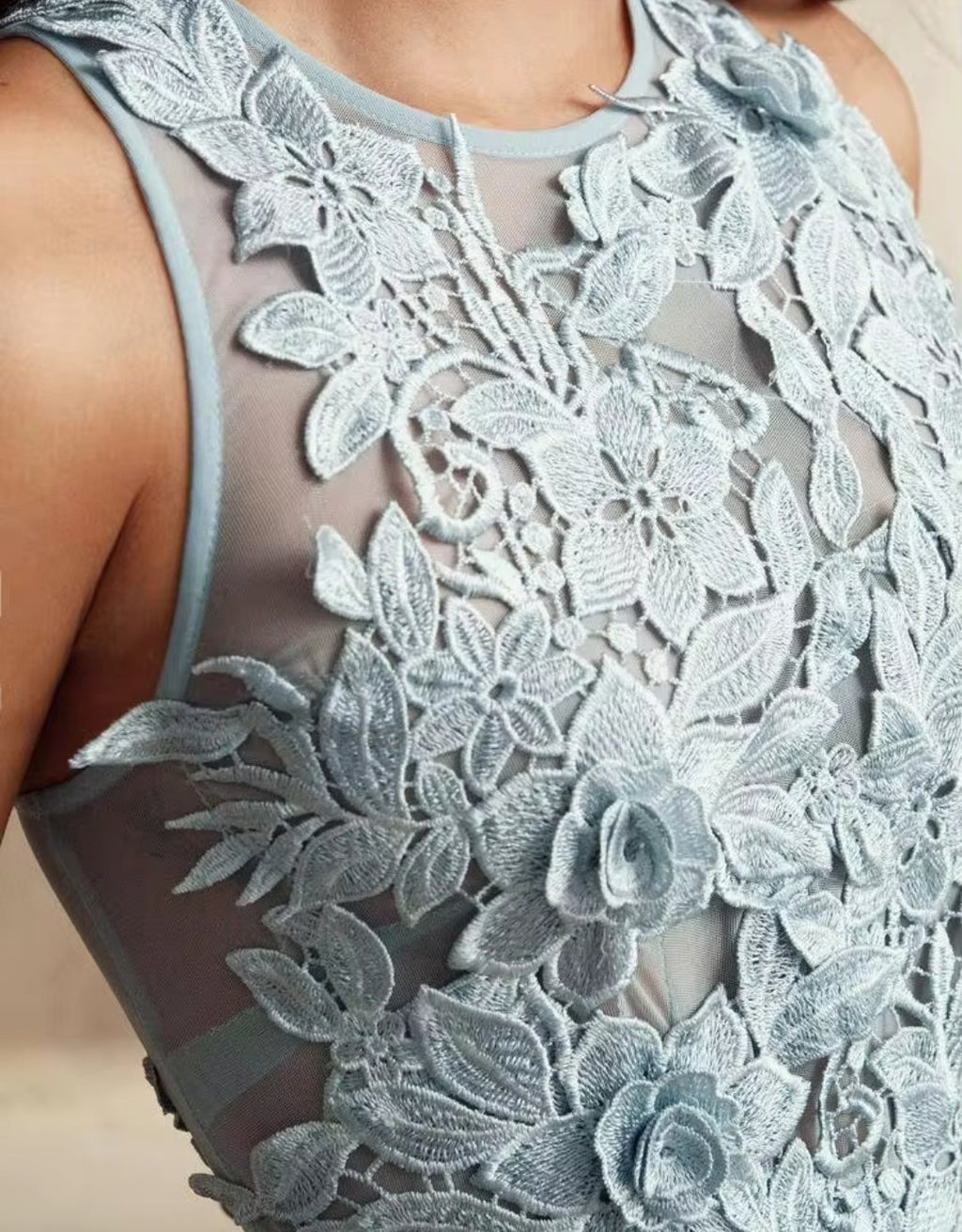 Vestido dusty blue con aplicación encaje y transparencia