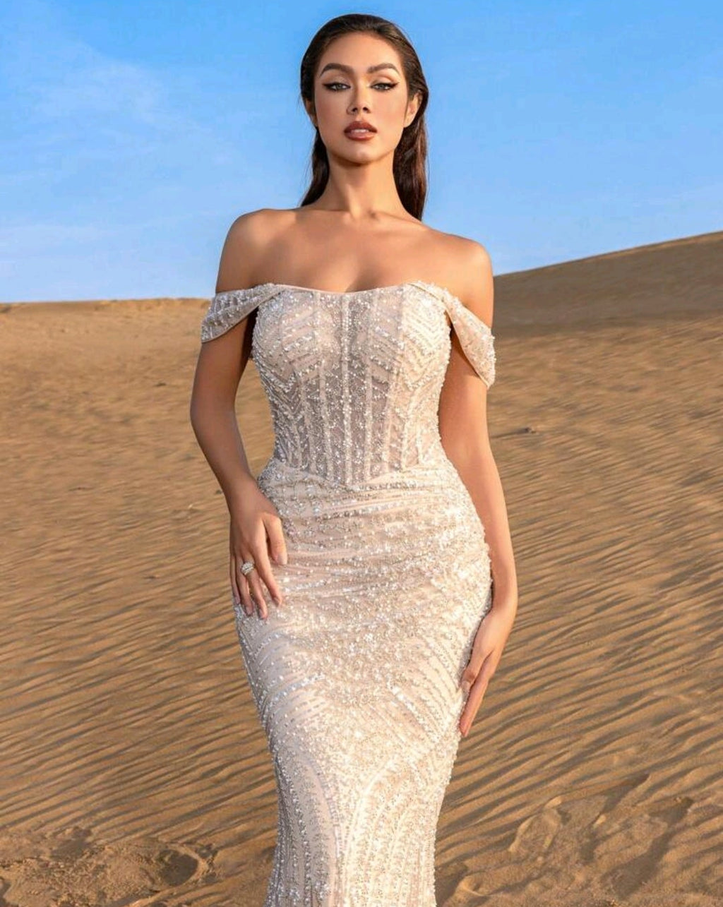 Vestido champán off-the-shoulder con pedrería corte sirena
