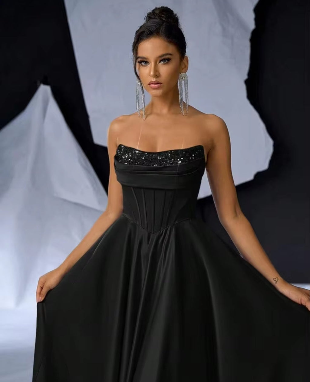 Vestido negro straple corte A satinado
