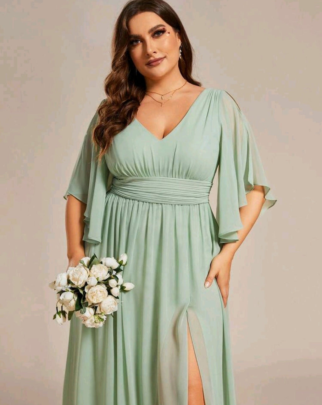 Vestido verde sage con manga mariposa y abertura lateral