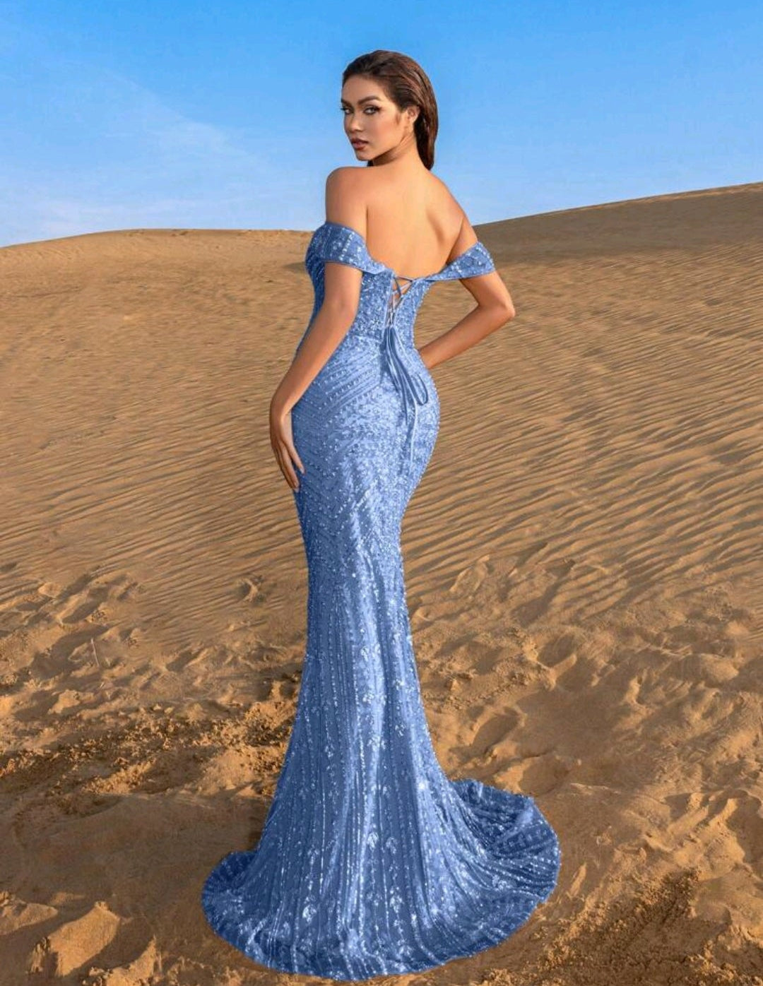 Vestido dusty blue off-the-shoulder pedrería corte sirena
