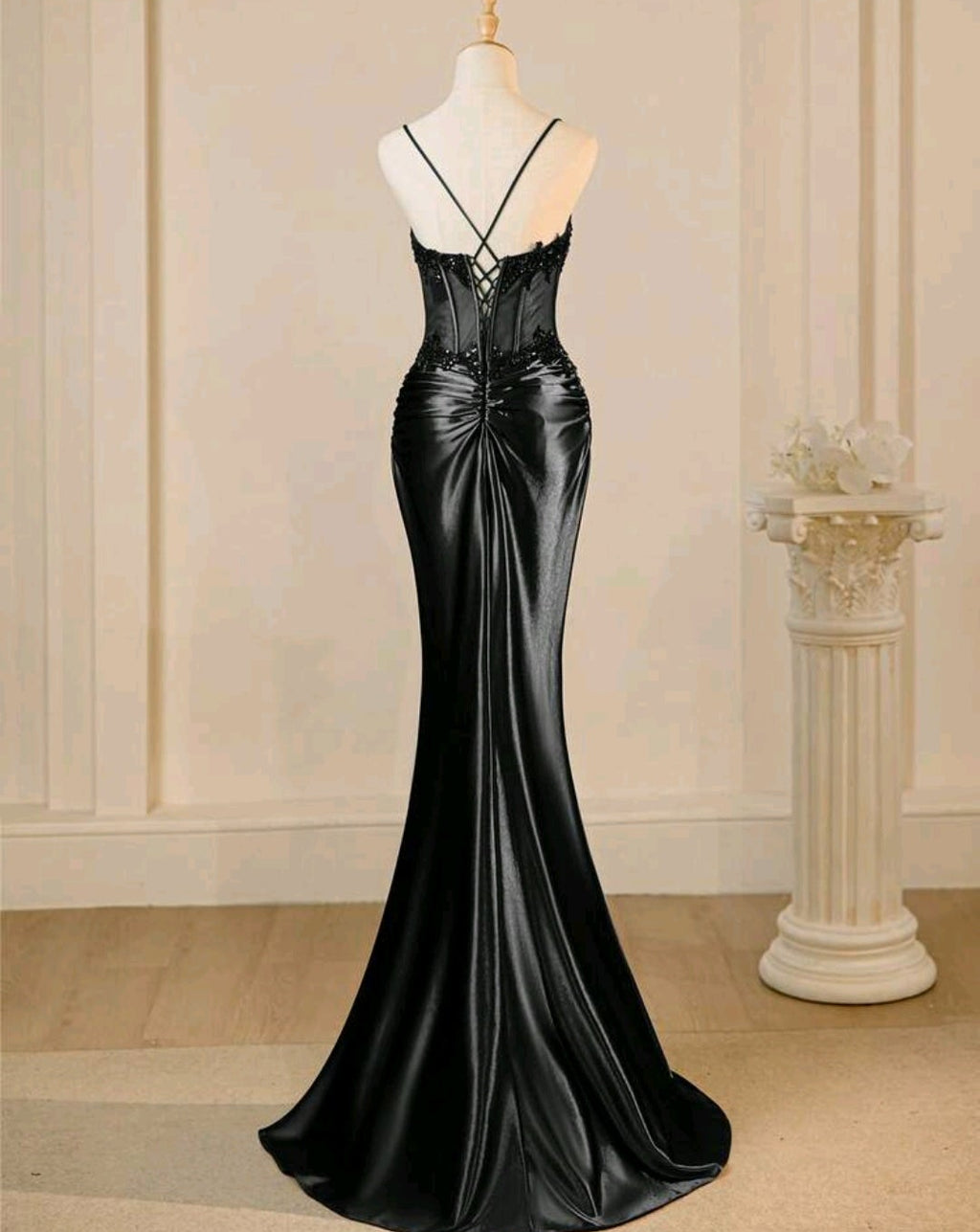 Vestido negro con aplicación pedrería y falda satinada corsé ajustable