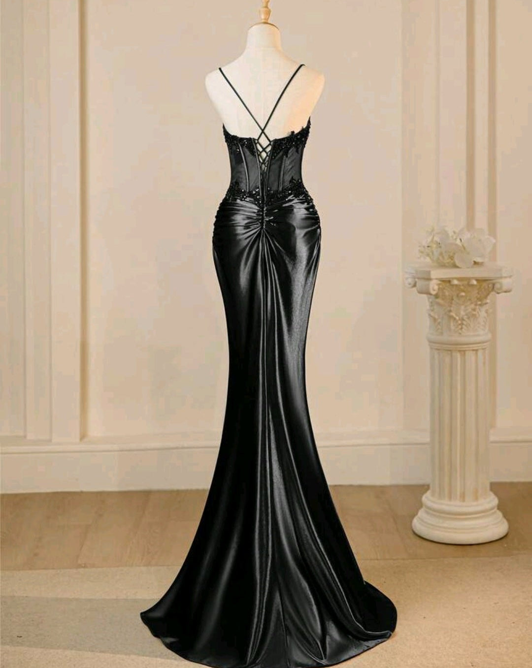 Vestido negro con aplicación pedrería y falda satinada corsé ajustable