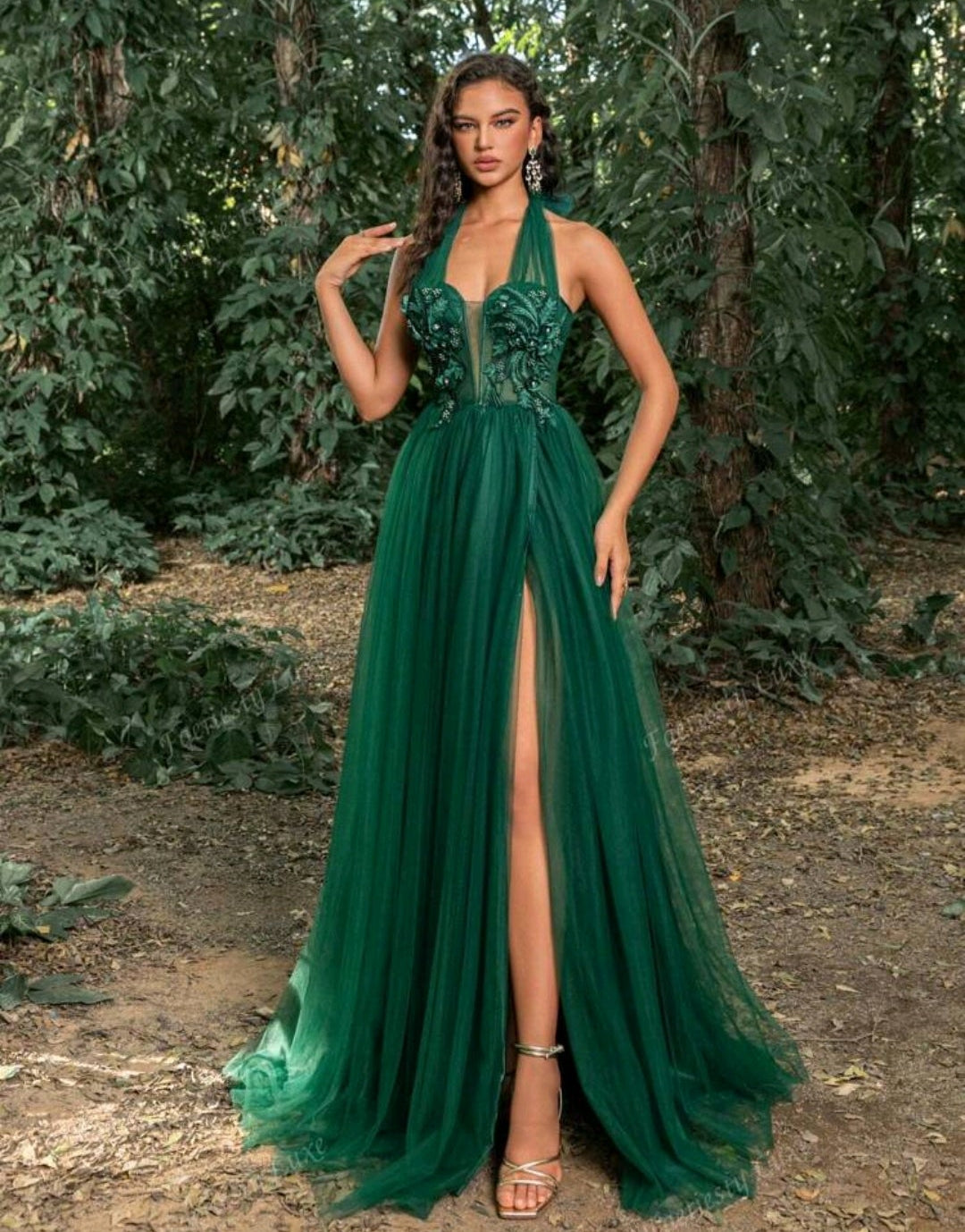 Vestido verde esmeralda con escote pronunciado y transparecia