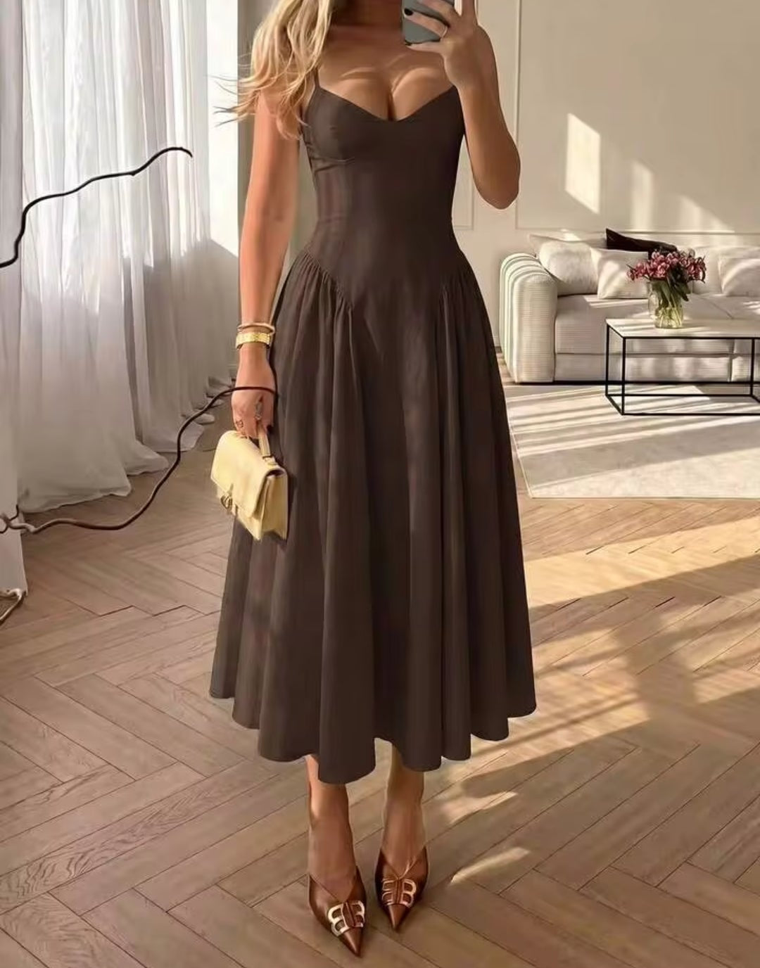 Vestido café con escote pronunciado corsé ajustable midi
