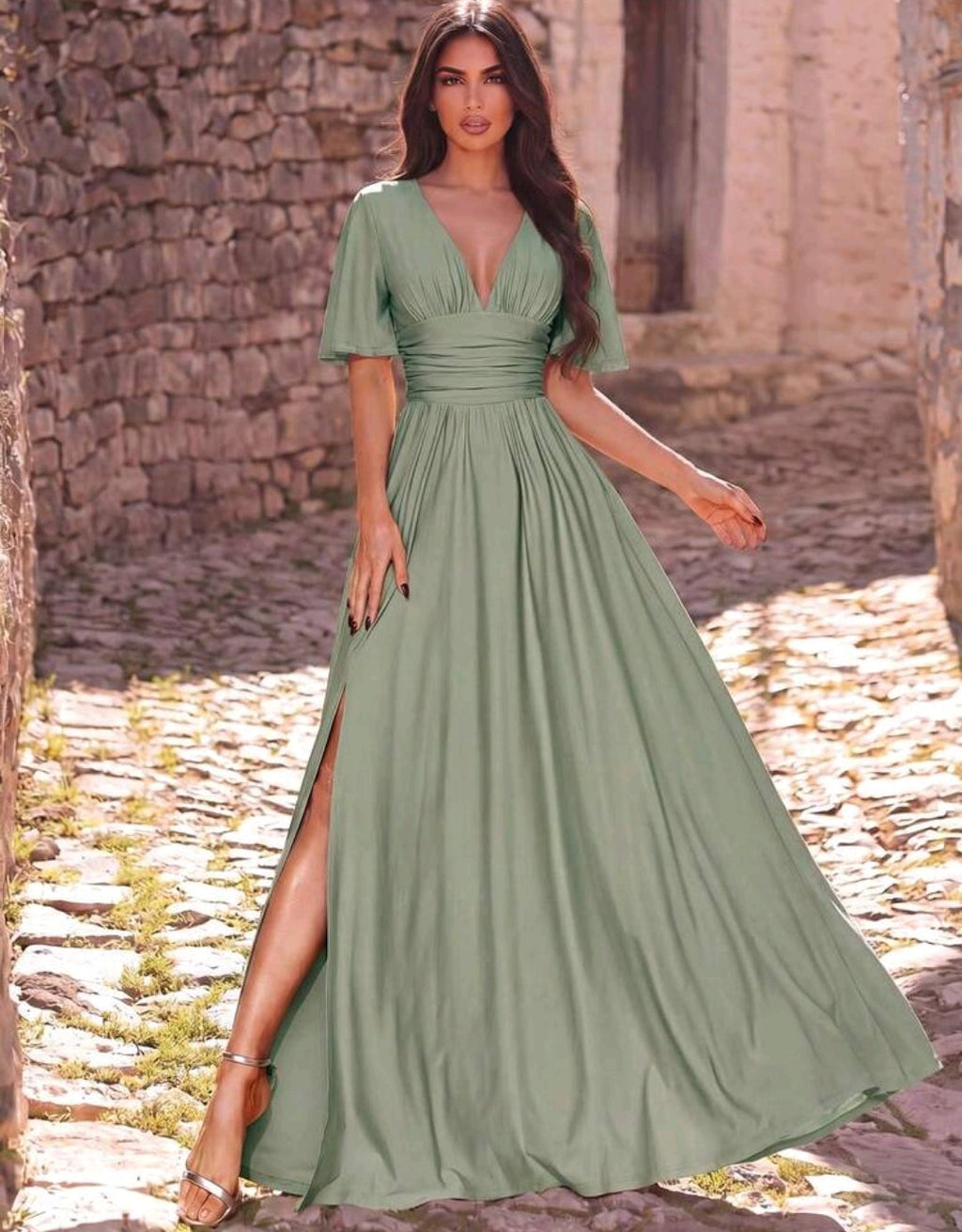 Vestido verde oliva claro corte A con escote pronunciado