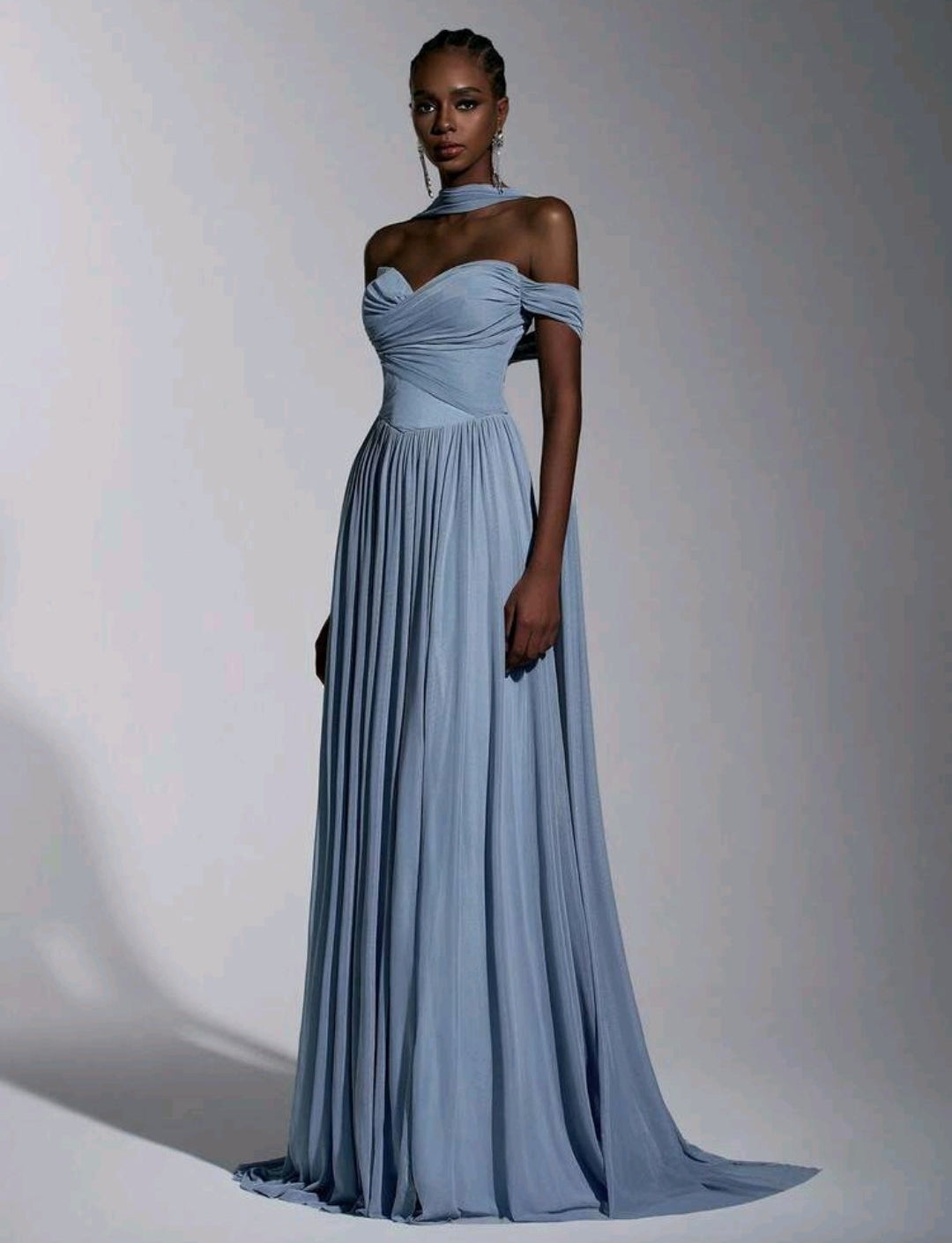 Vestido dusty blue straple corte A con abertura lateral