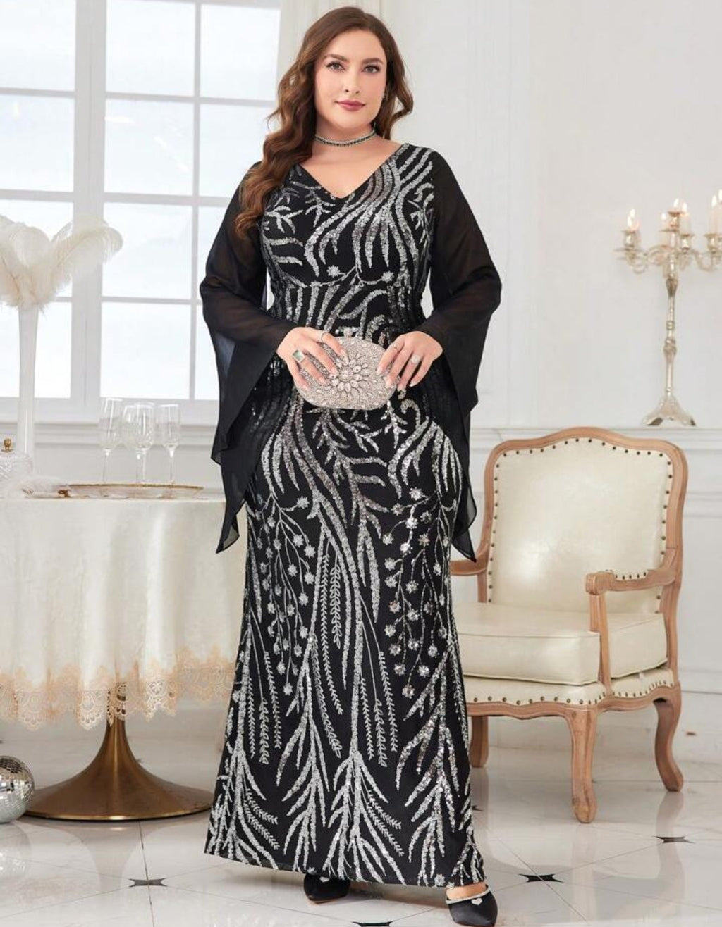 Vestido negro con plateado manga capa