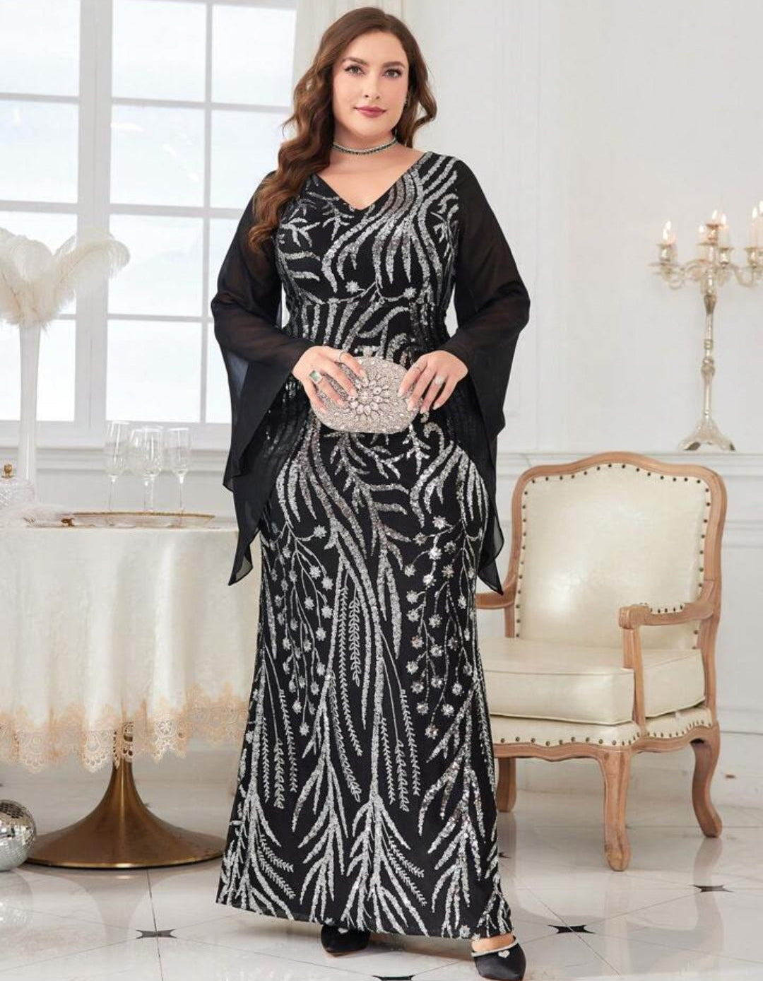Vestido negro con plateado manga capa