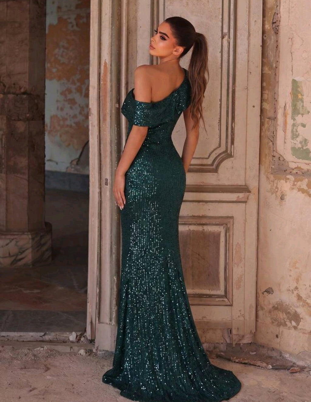 Vestido verde oscuro lentejuelas de una manga y abertura lateral