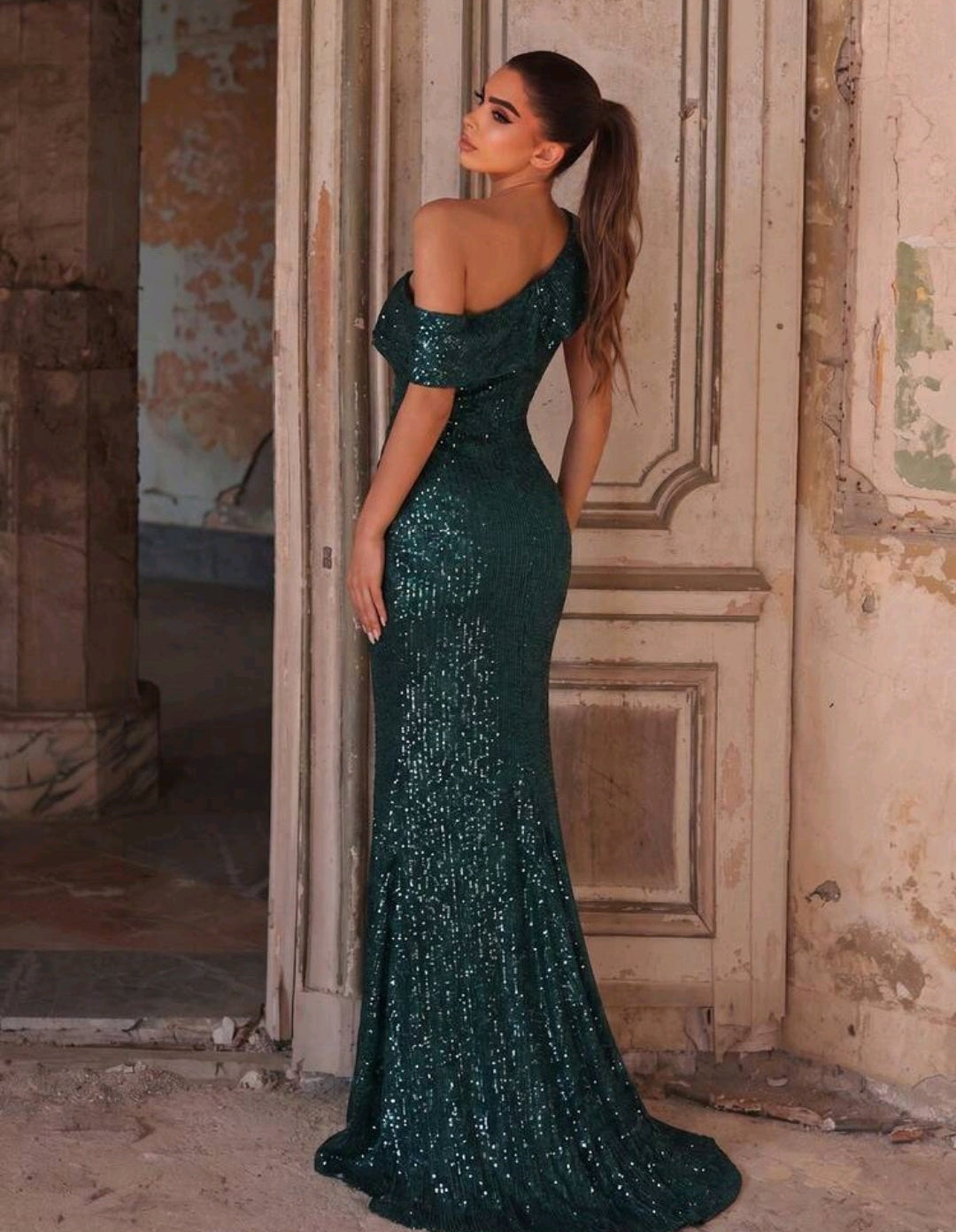 Vestido verde oscuro lentejuelas de una manga y abertura lateral