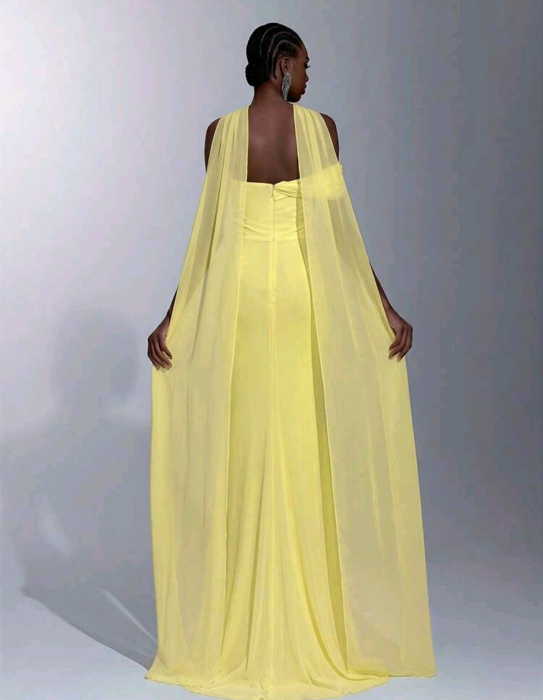 Vestido amarillo de una manga con abertura lateral stretch