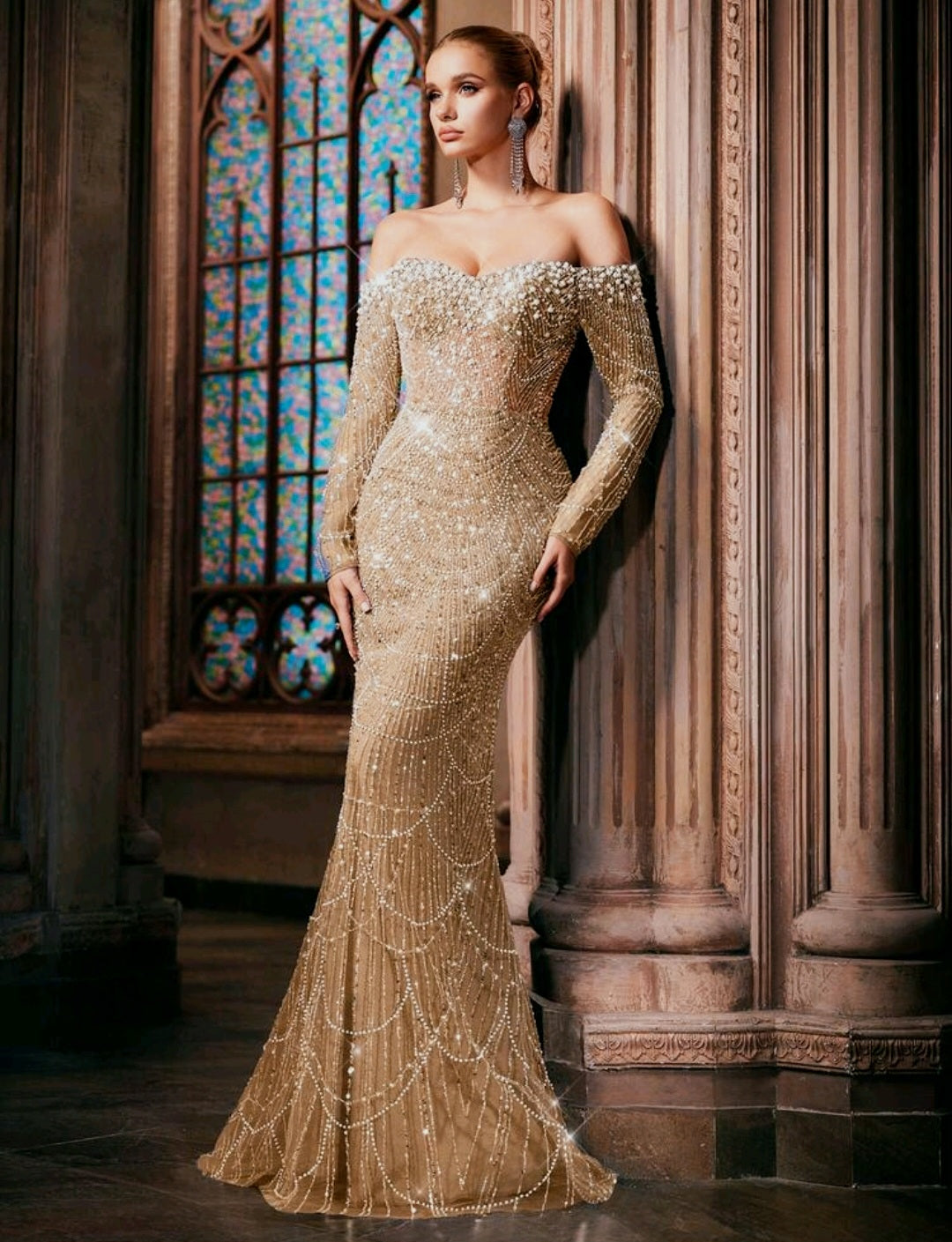Vestido color khaki con pedrería off-the-shoulder corte sirena