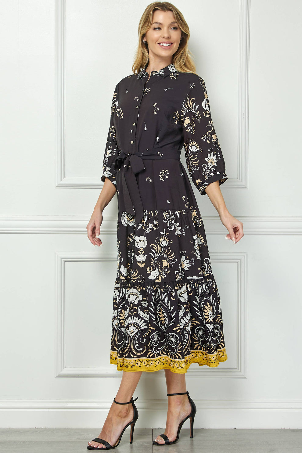 Vestido estilo camisero floral y barrocos en blanco y ocre sobre un fondo negro