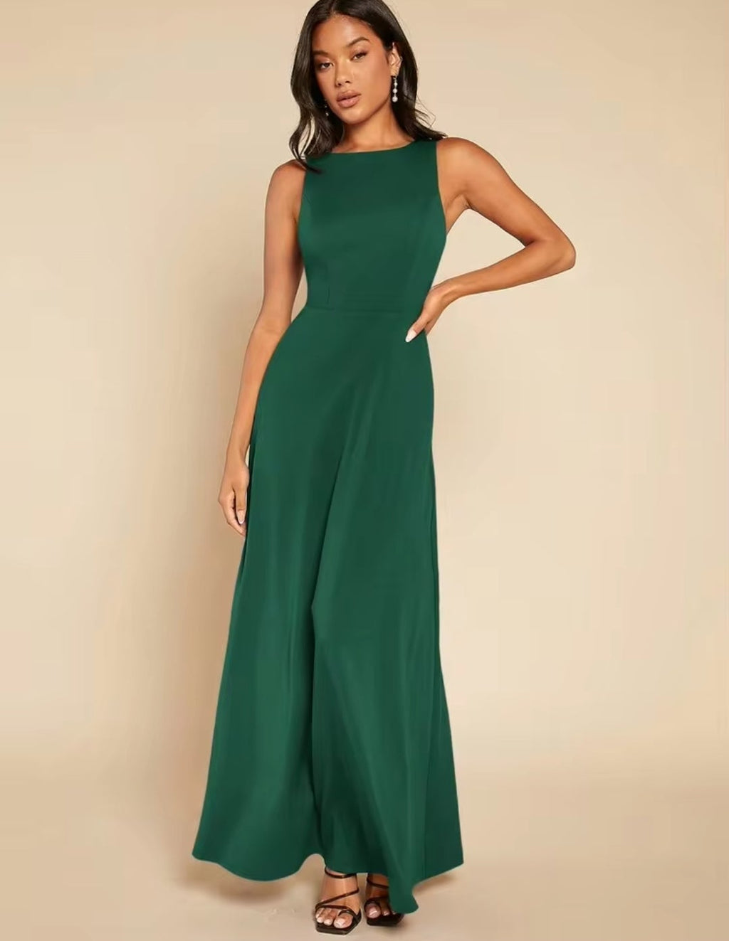 Vestido verde esmeralda formal con espalda semi abierta