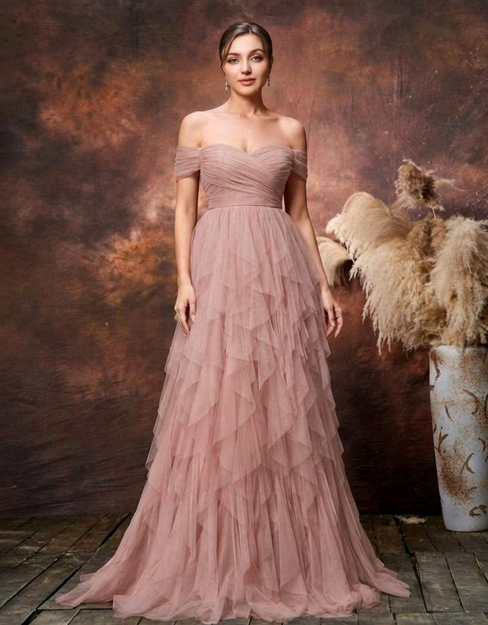 Vestido palo rosa off-the-shoulder con capas de tul