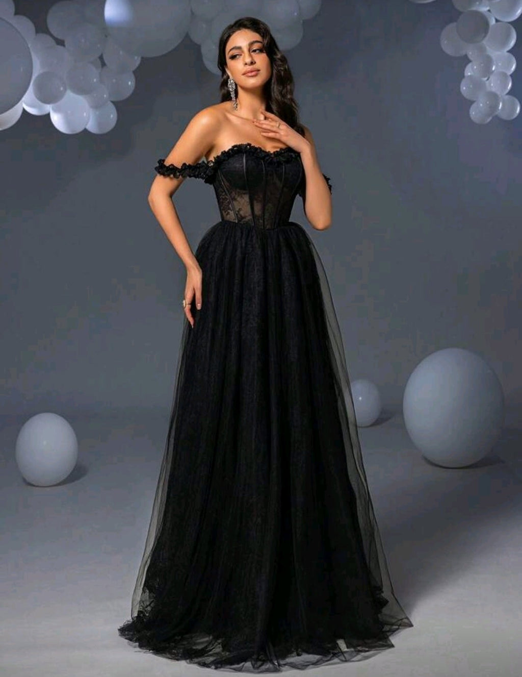 Vestido de encaje y con varillas y tul