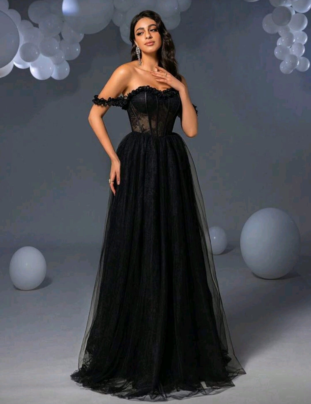 Vestido de encaje y con varillas y tul