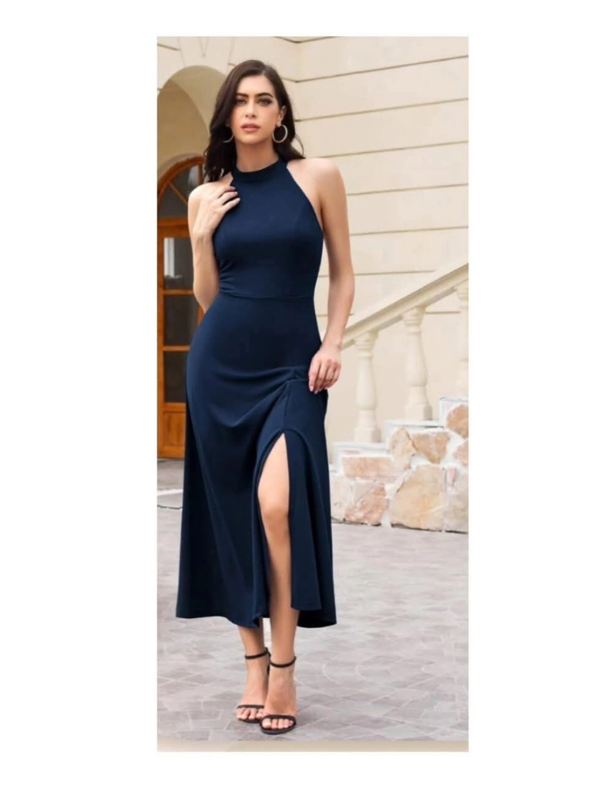 Vestido azul marino cuello alto, espalda semi abierta