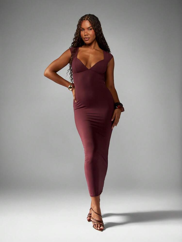 Vestido vino pegado al cuerpo con escote pronunciado