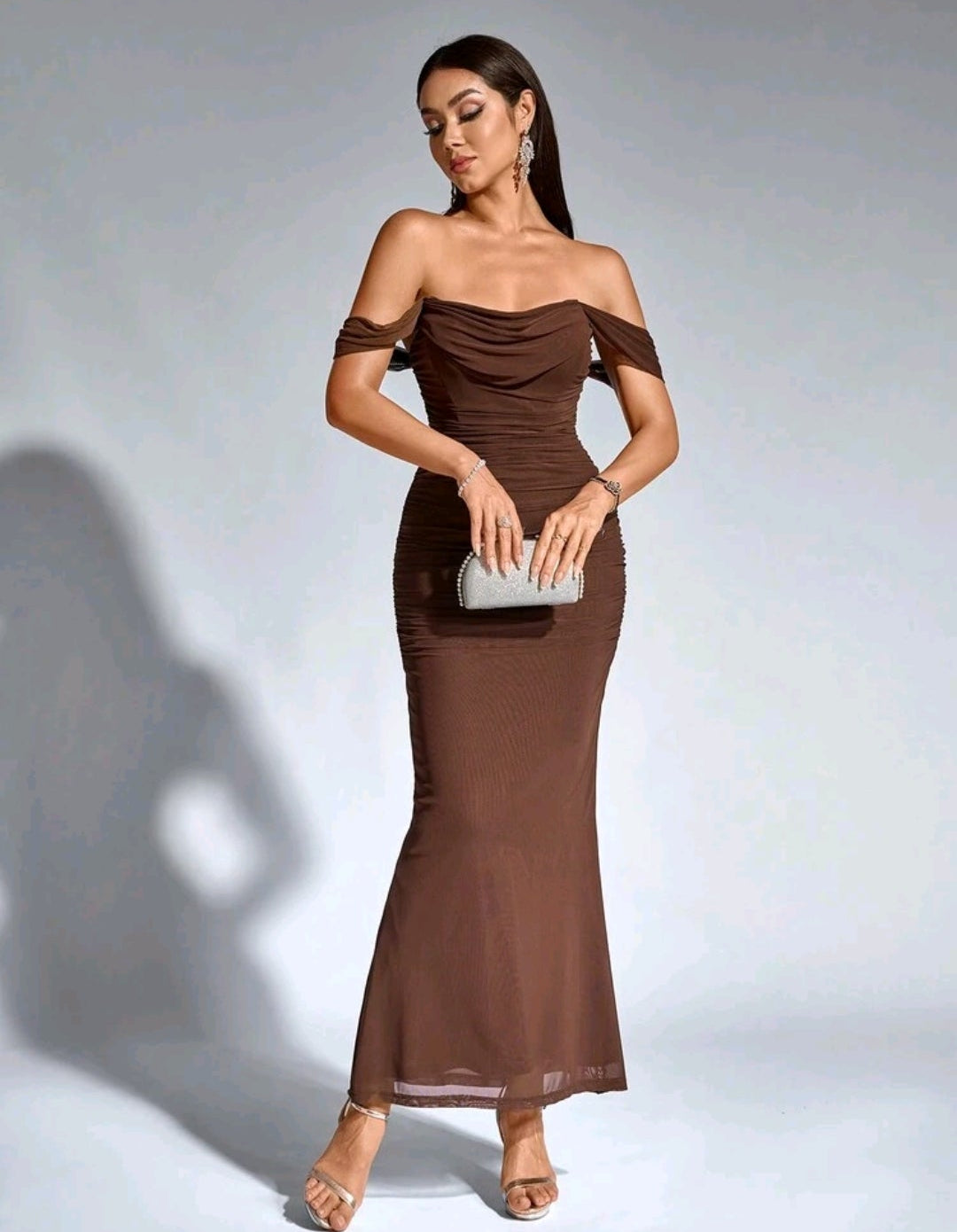 Vestido café off-the-shoulder largo formal