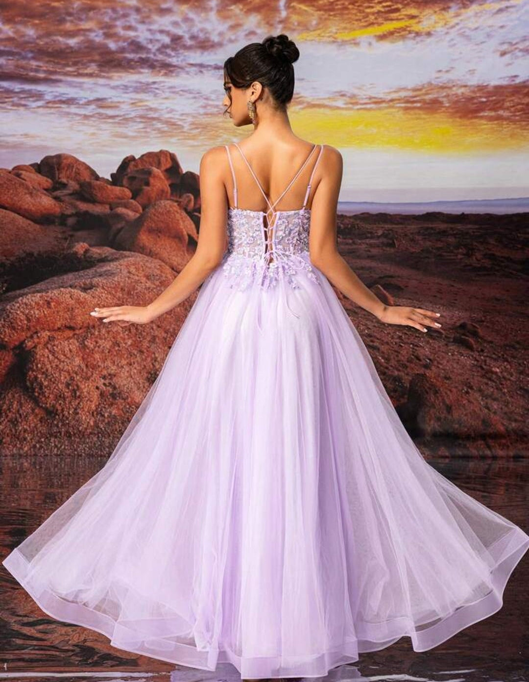 Vestido lila con aplicación tornasol y falda tul