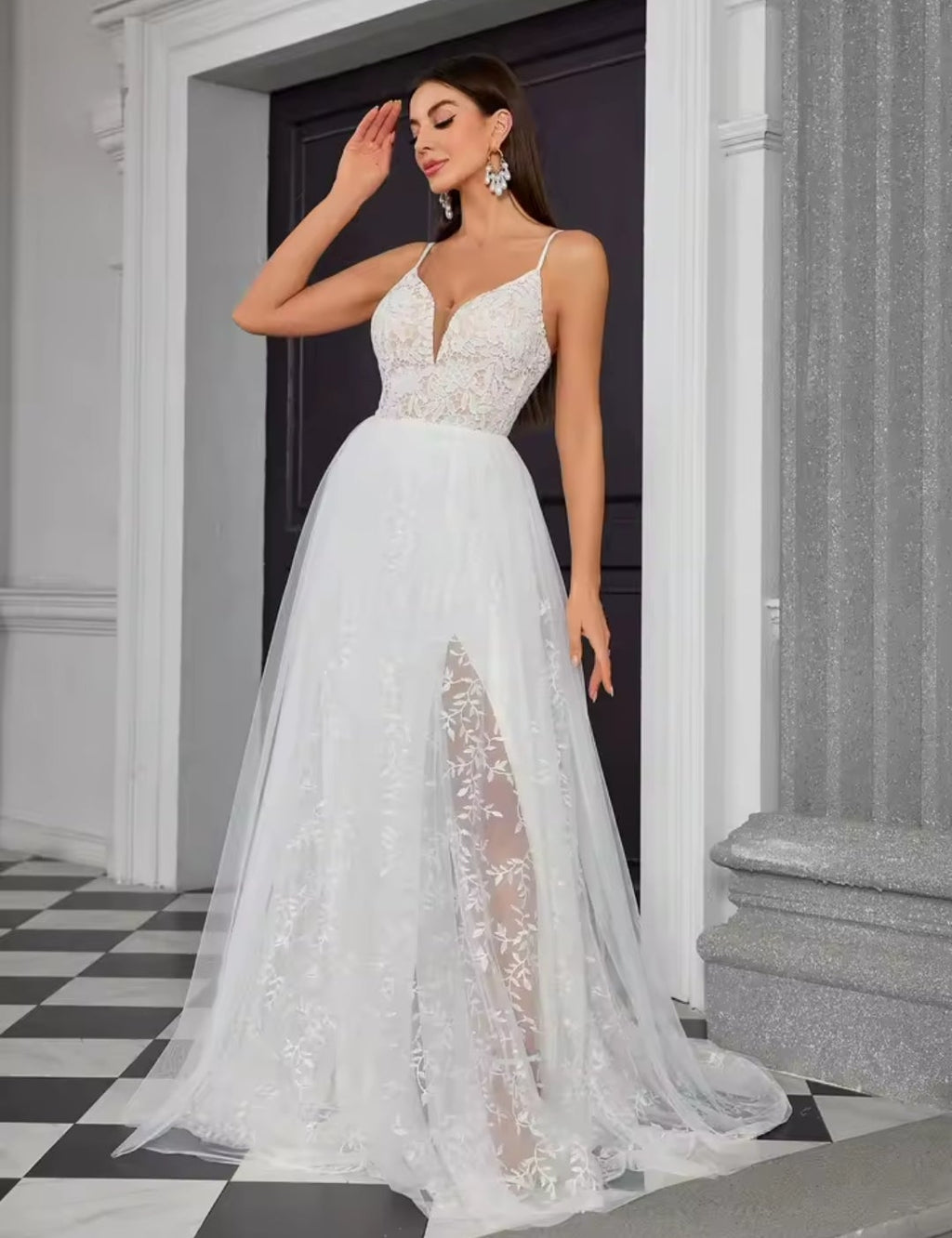 Vestido de Ensueño con Bordado de Hojas y Abertura Lateral