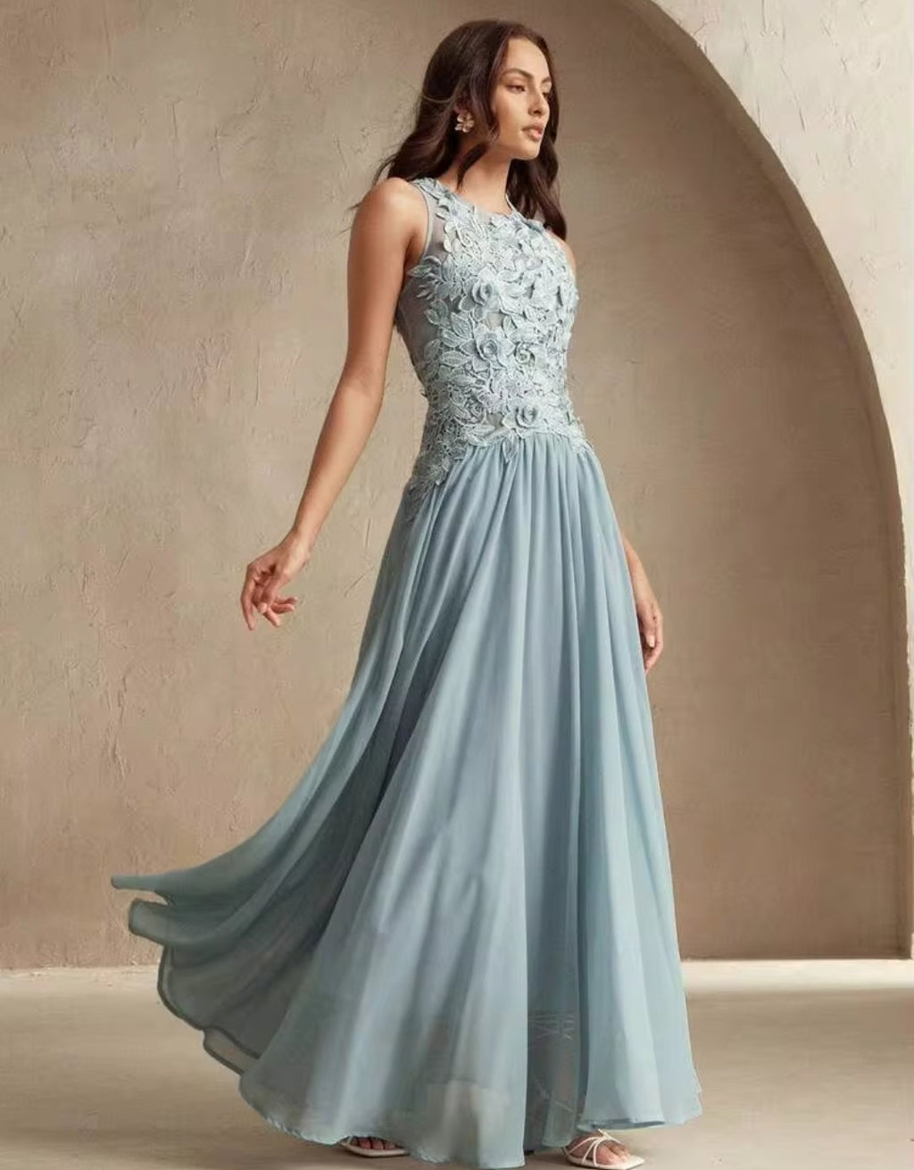 Vestido dusty blue con aplicación encaje y transparencia