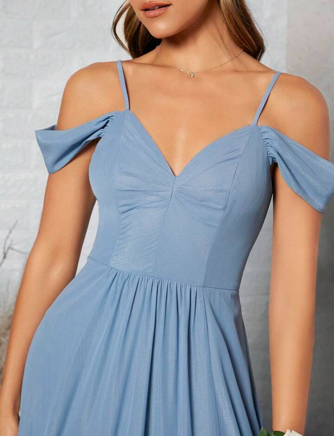 Vestido dusty blue off-the-shoulder con abertura lateral