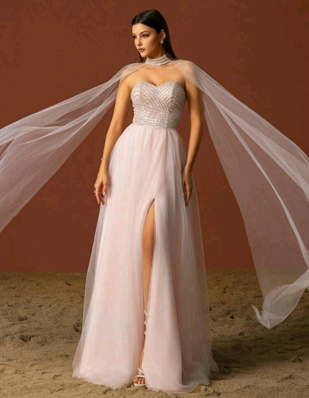 Vestido Sussy straple con manga capa tul y abertura lateral