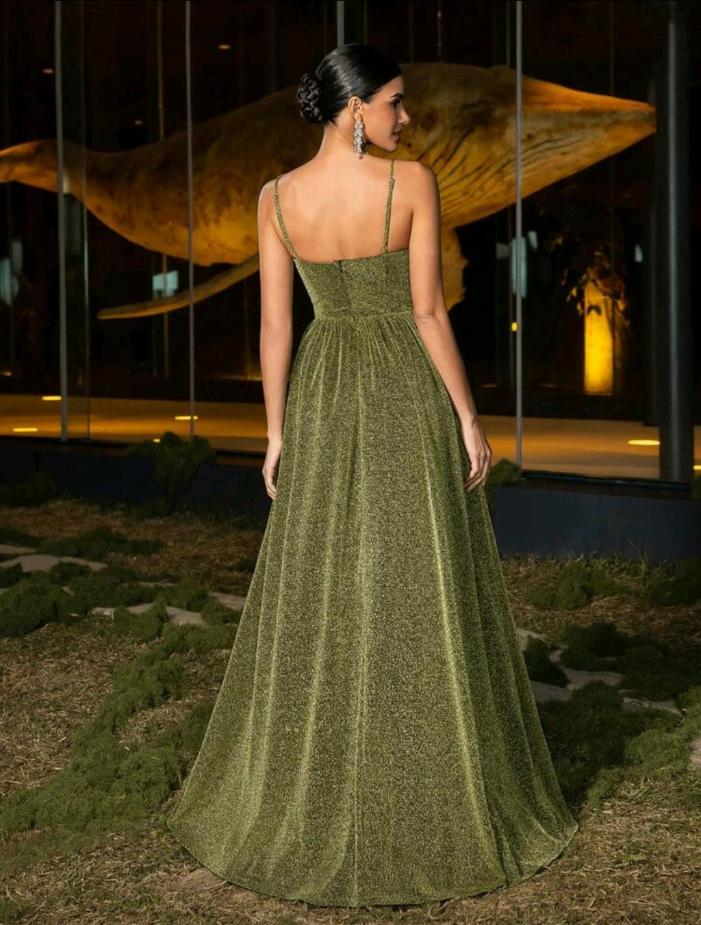 Vestido verde olivo brillante tirante delgado con transparencia corte A