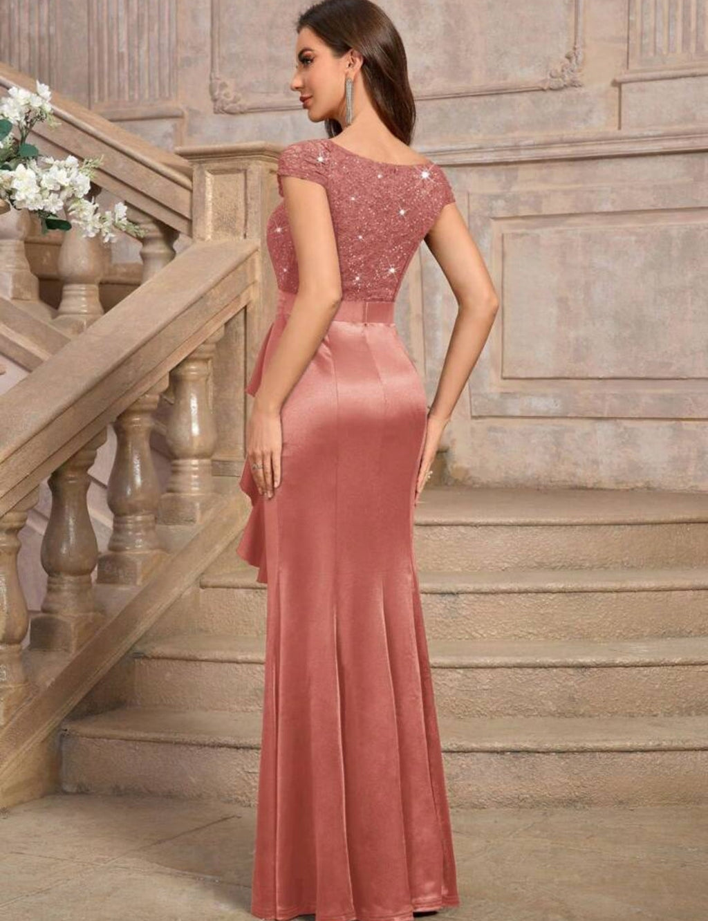 Vestido coral oscuro encaje lentejuelas y falda satinada