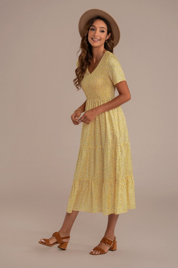 Vestido amarillo mantequilla con flores pequeñas