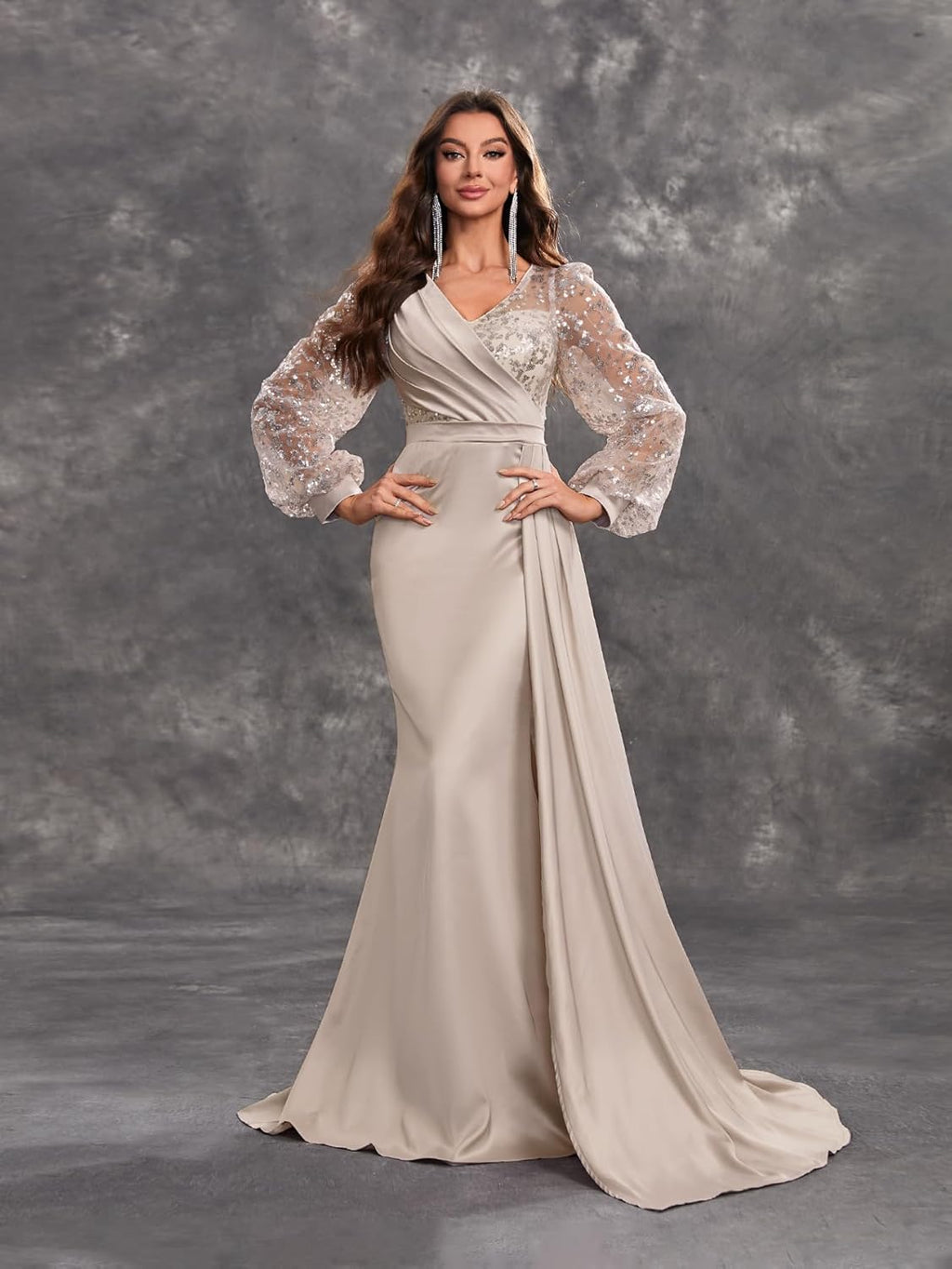 Vestido estilo sirena con una caída fluida que alarga la figura.