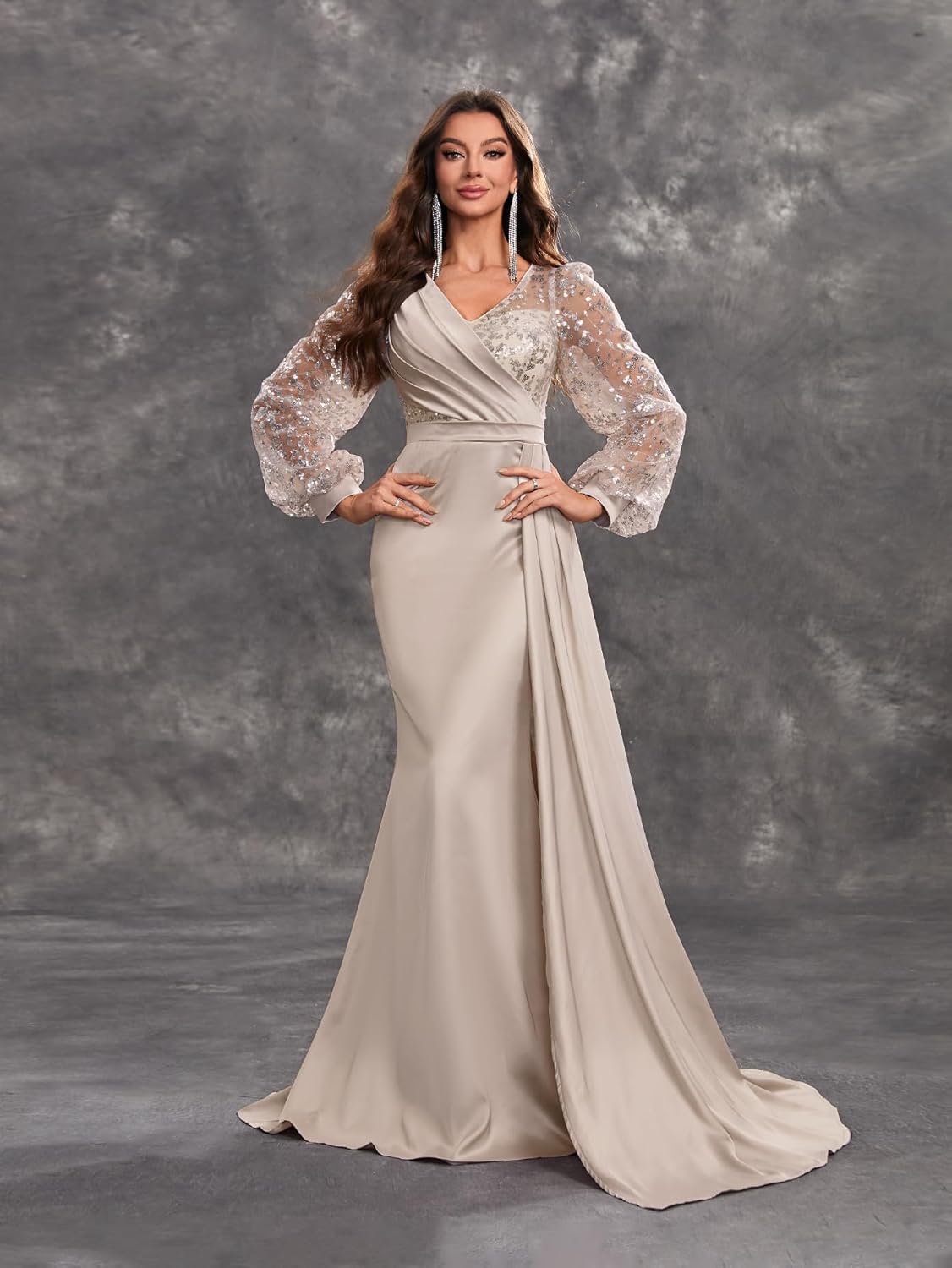 Vestido estilo sirena con una caída fluida que alarga la figura.