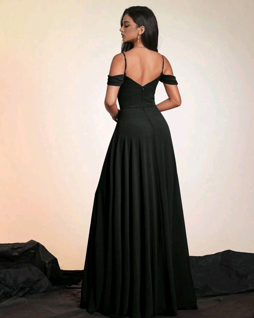 Vestido negro off-the-shoulder corte A con abertura lateral
