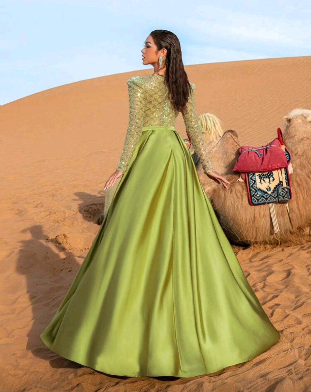 Vestido manga larga con espalda transparencia falda satinada