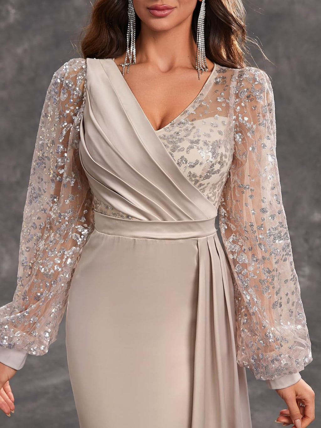 Vestido estilo sirena con una caída fluida que alarga la figura.
