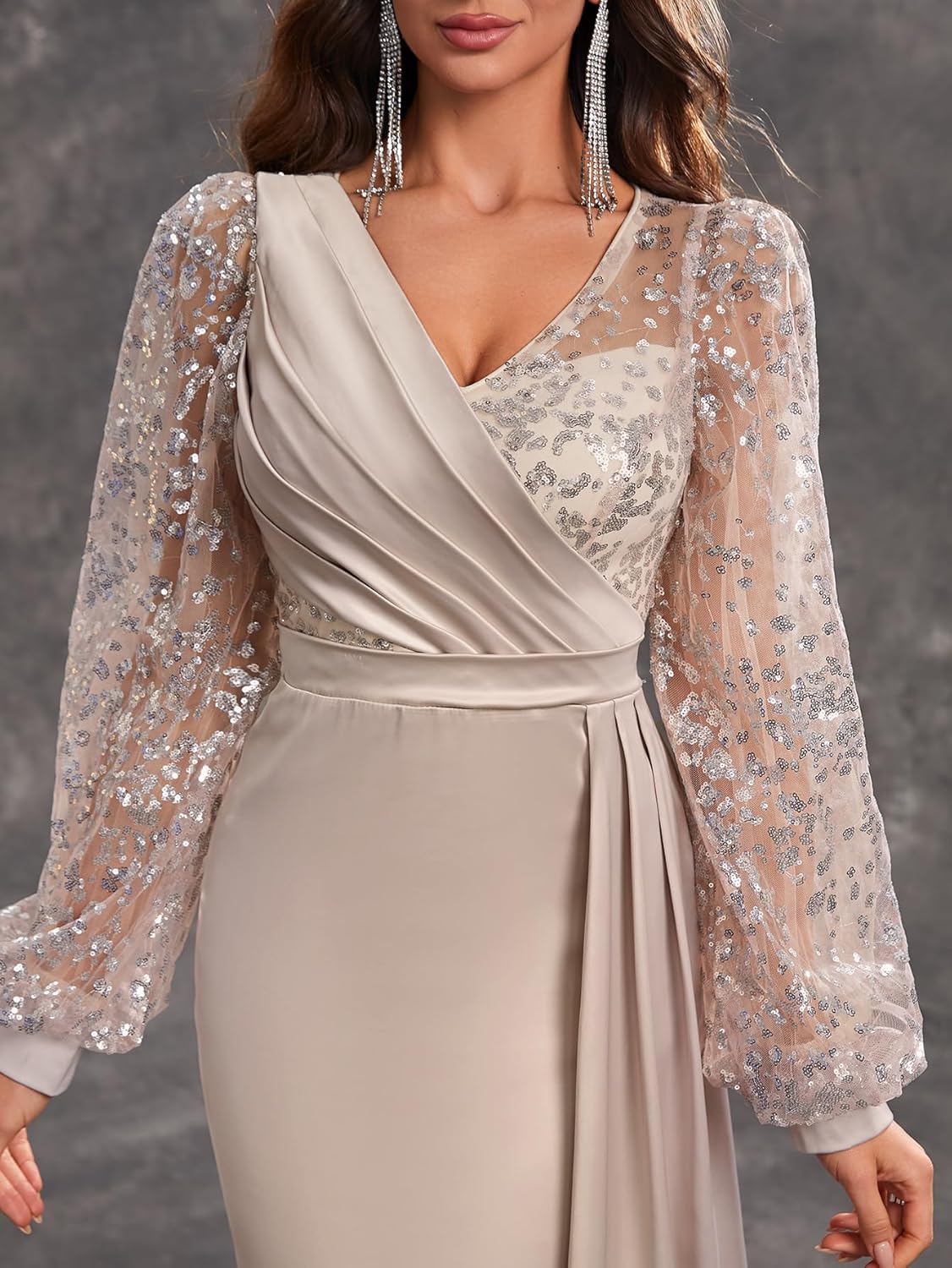 Vestido estilo sirena con una caída fluida que alarga la figura.