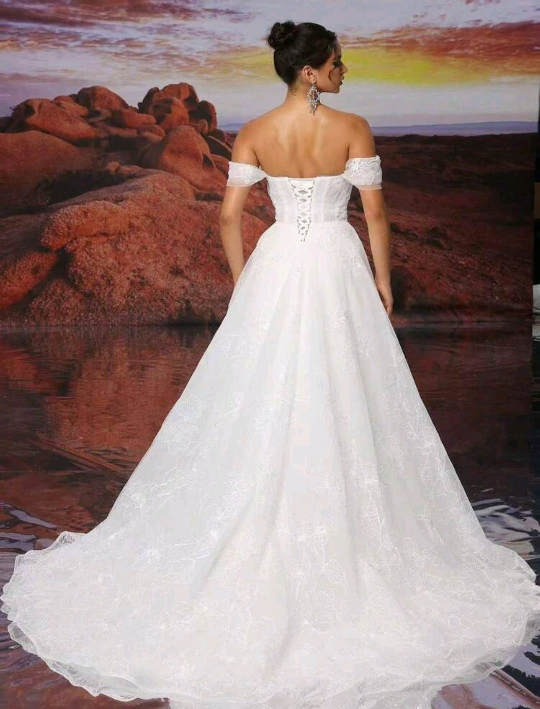 Vestido de Novia Floral con Hombros Caídos y Corsé Ajustable