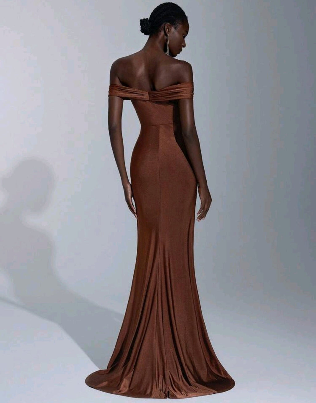 Vestido café satinado off-the-shoulder con abertura lateral