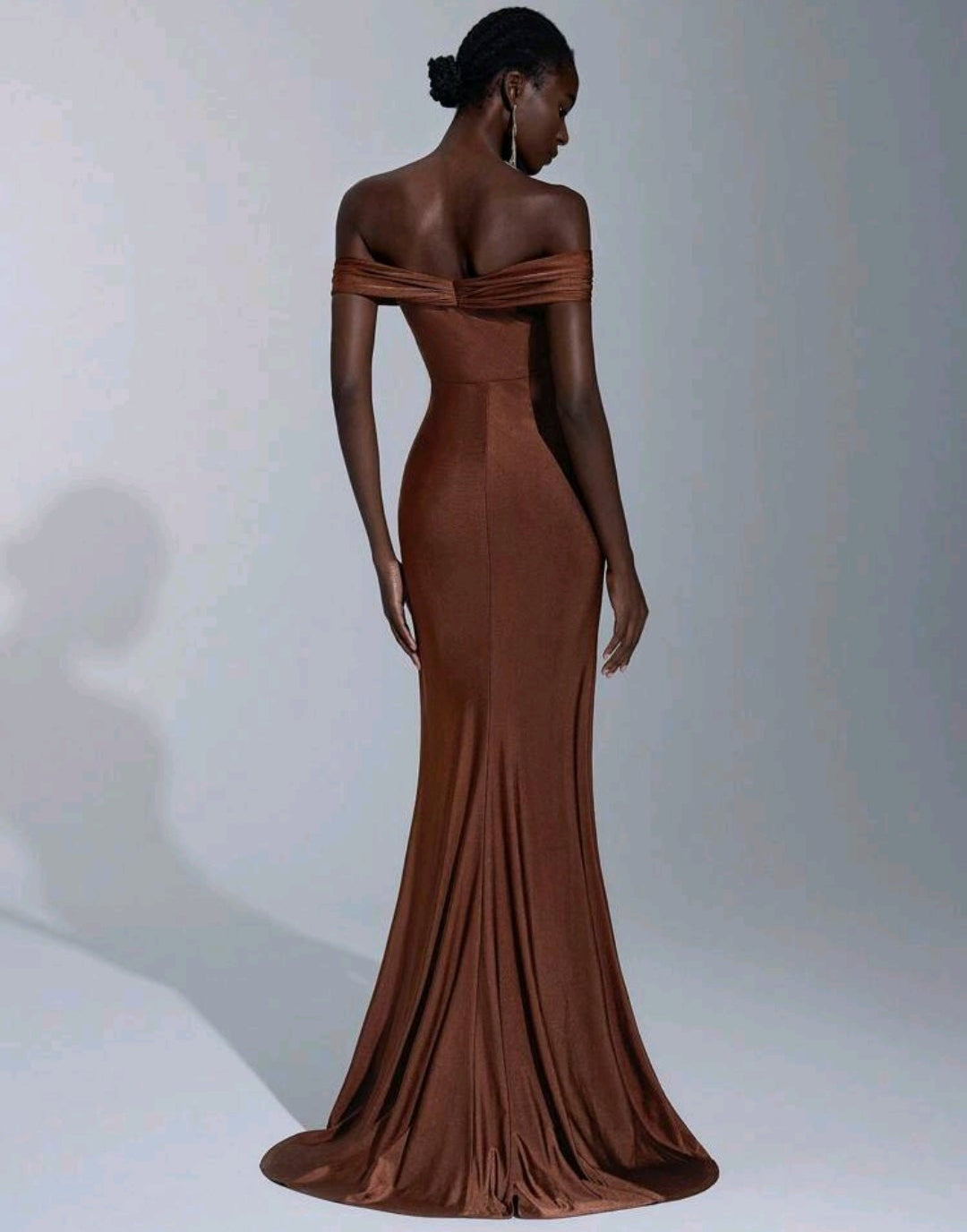Vestido café satinado off-the-shoulder con abertura lateral