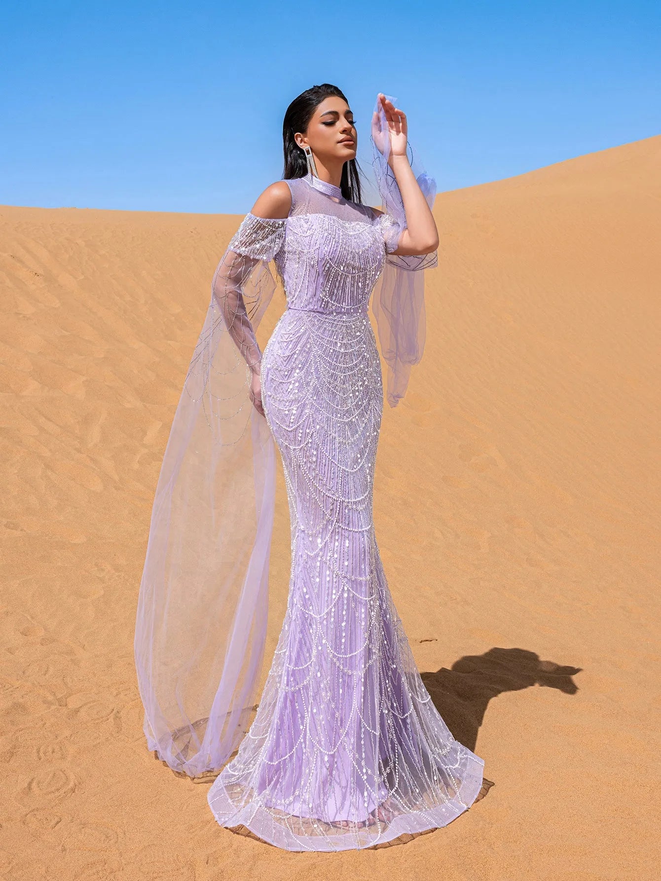 Vestido lila con pedrería y manga capa