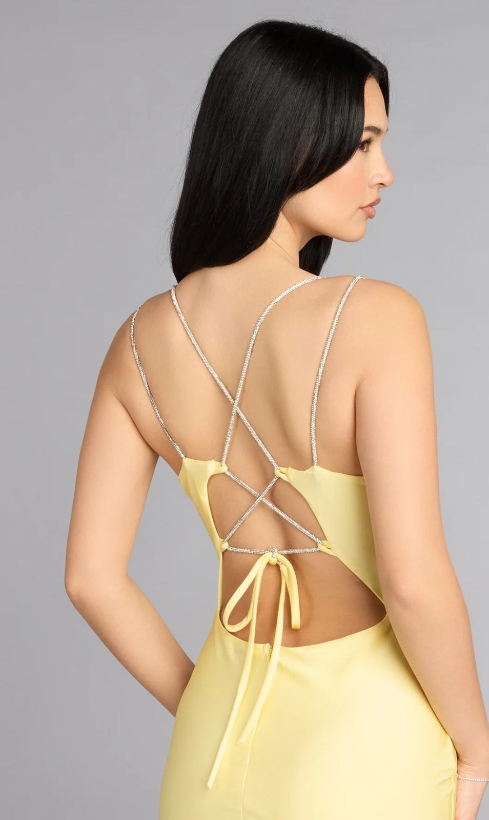 Vestido amarillo satindo con corsé ajustable plateado espalda abierta