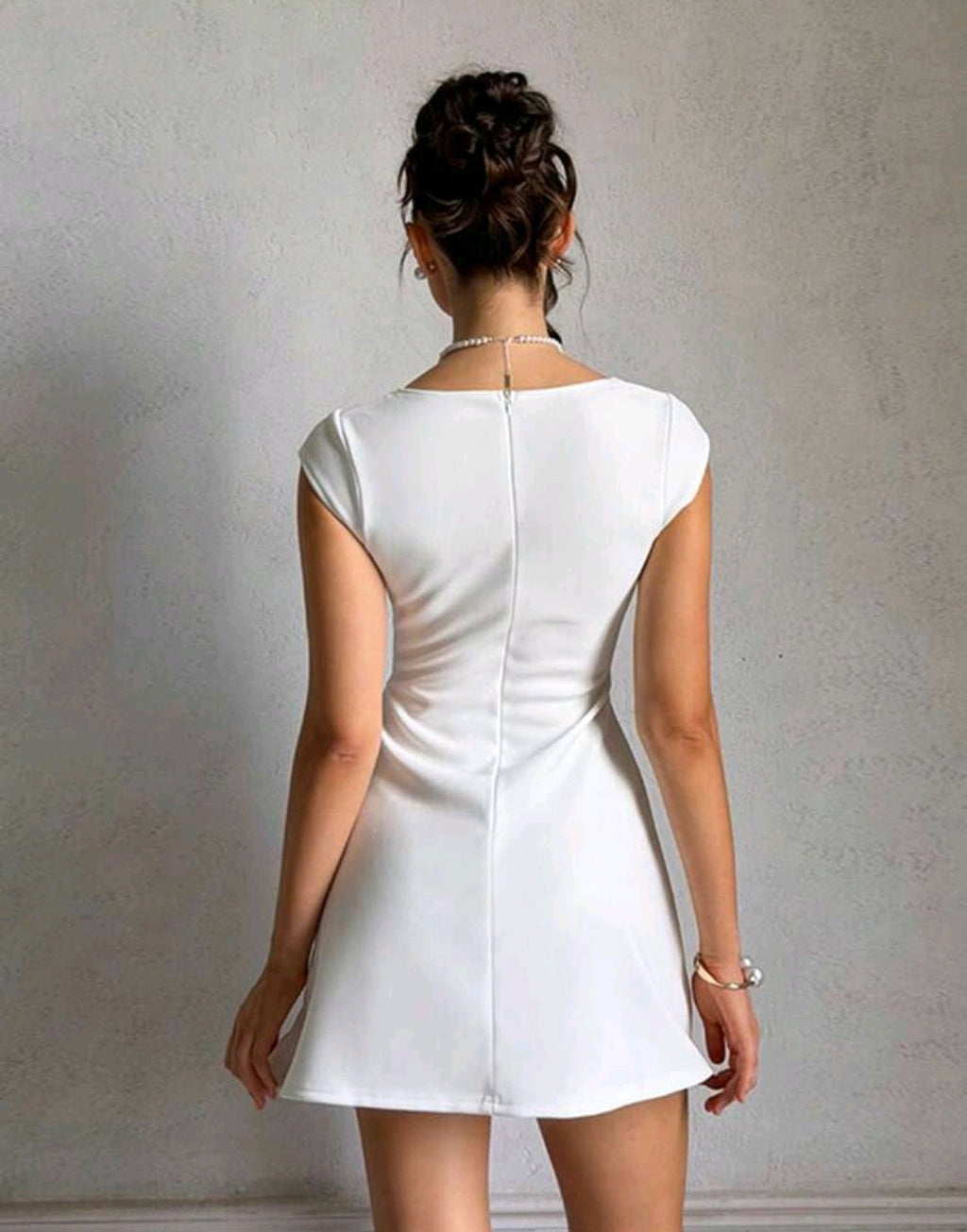 Vestido blanco mini con escote cuadrado