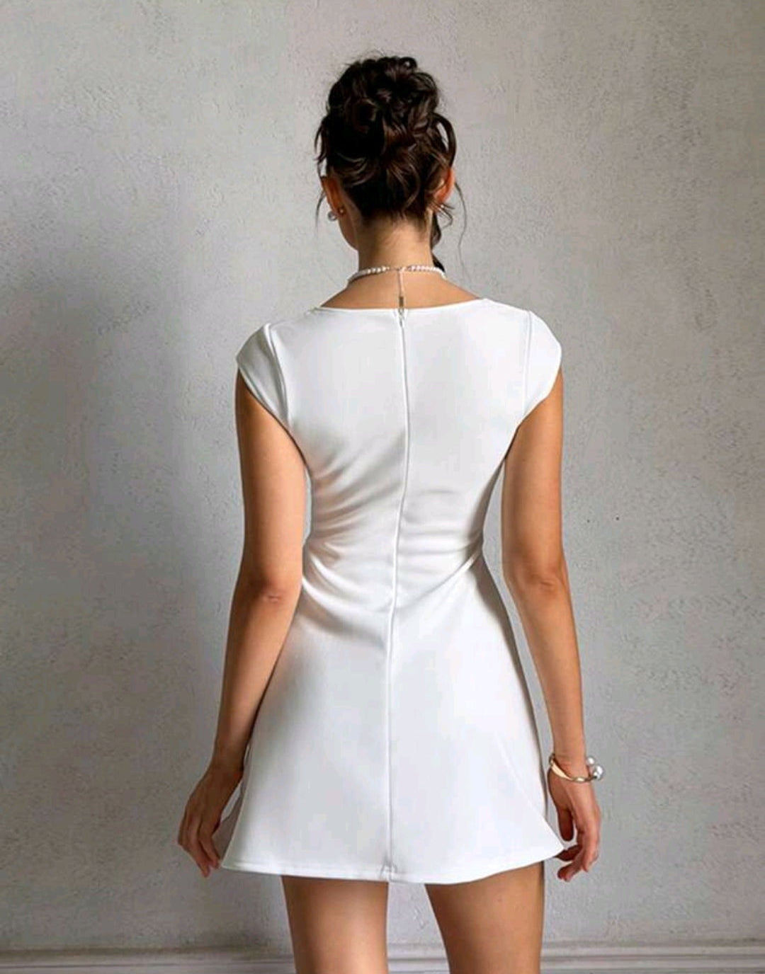 Vestido blanco mini con escote cuadrado